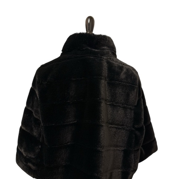 BCBGeneration Faux-Fur Cape new - Picture 7 of 11